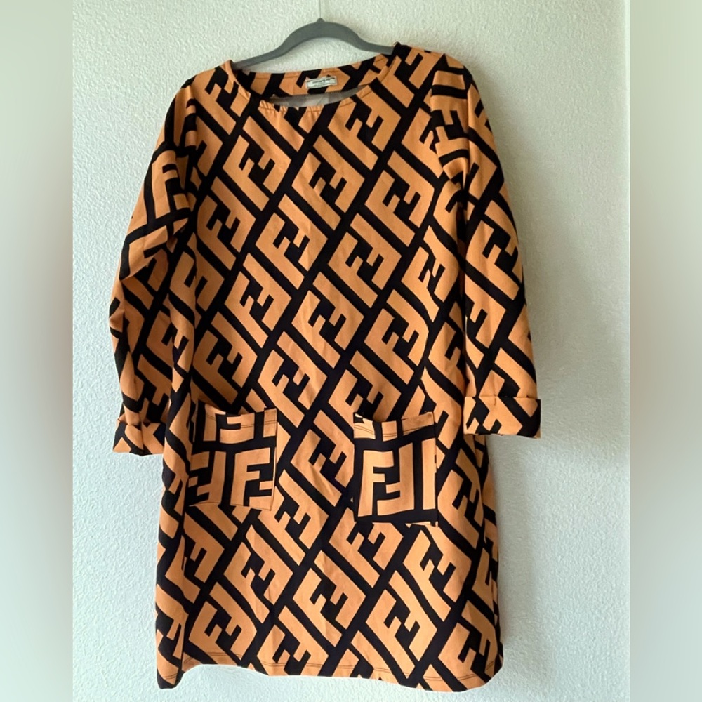 Elegant inspired dress in light orange and black. Size 8